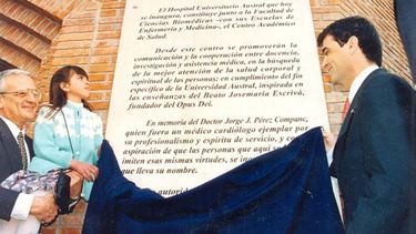 Inauguración del Hospital Universitario Austral, en el año 2000. Una de las primeras pacientes derivadas del Hospital Sanguinetti, descubre una placa junto al director médico, Juan Carlos De Lucca, y el intendente Sergio Bivort. .