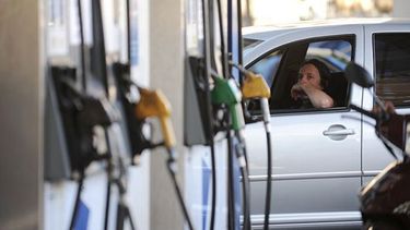 POSTERGADO. El impuesto seguirá encareciendo los combustibles locales..