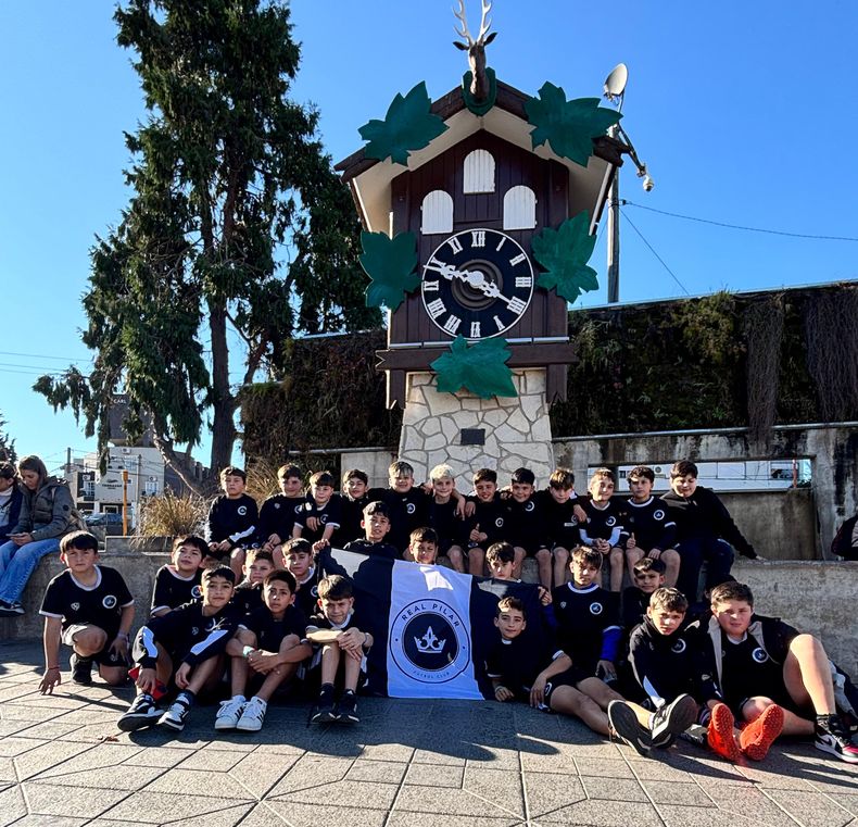 RECUERDO. Los chicos de Real Pilar con el Cucú de Carlos Paz de fondo.