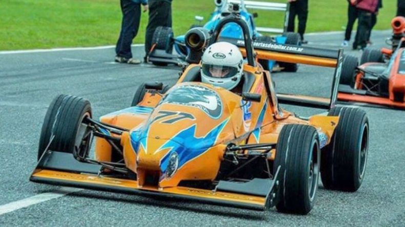 NARANJA MECÁNICA. Vázquez, con su auto de Fórmula. .