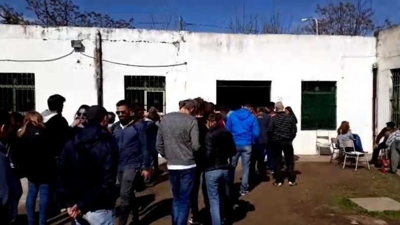 Cola en la Escuela 30 de Del Viso..