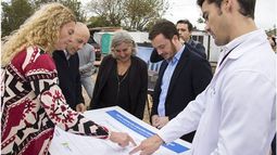 DEDOS. Los funcionarios explican el plano de la obra..
