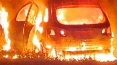 El auto incendiado no contaba con la chapa patente colocada.&nbsp;