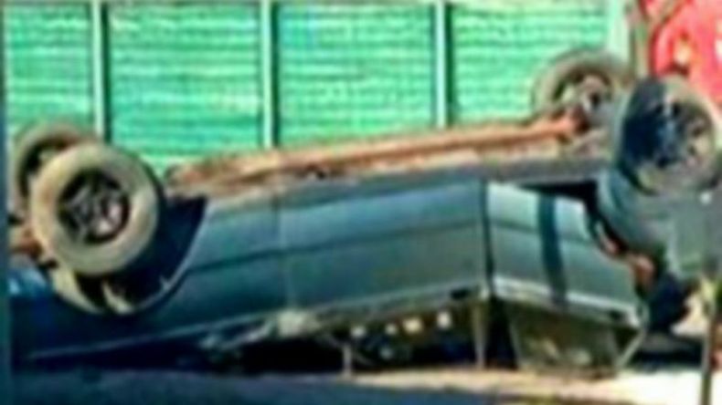 El conductor del auto resultó herido, mientras que el acompañante salió ileso. .