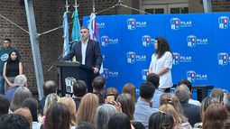 ANUNCIO EN EL PELLEGRINI. El intendente Federico Achával junto a la rectora de la Universidad de Pilar, Lizzy Wanger.&nbsp;