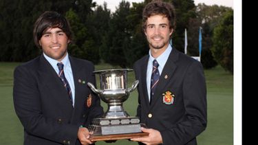 Los españoles Aguilar y Moraga con la copa..