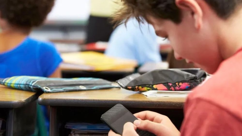 El celular en las aulas solo podrá ser utilizado con fines pedagógicos establecidos por los docentes.&nbsp;