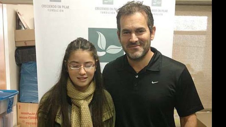 Ayelén recibió anteojos de parte de Creciendo en Pilar. En la foto, junto a Mauro Stábile, uno de los empresarios que colabora con la ONG..