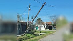 Buenas noches. Quien es responsable del poste que está a punto de caer y tirar abajo los pocos cables que quedan? La cinta de peligro no va a evitar una desgracia. Belu Longo / @belulongo_..
