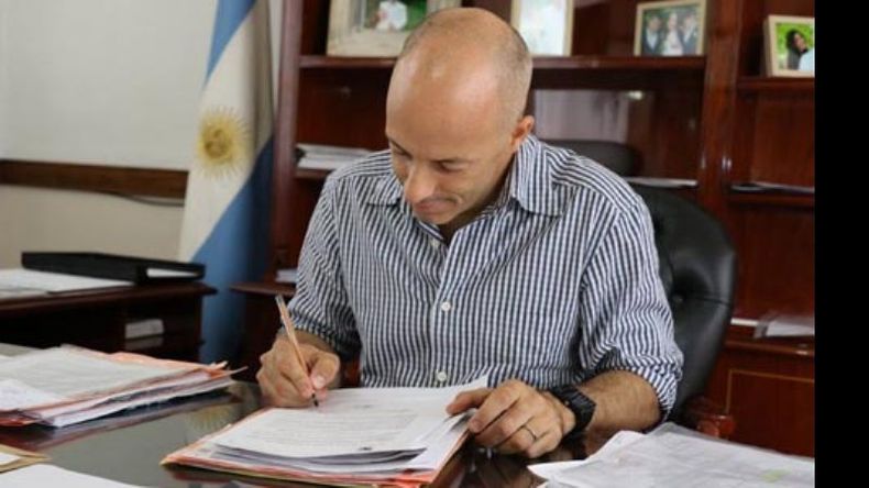 FIRMA. Ducoté selló el decreto que crea la nueva herramienta..