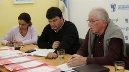 REUNIÓN EN EL HCD. Los concejales Zakhem y Darget junto a Fredi Llosa, de Vecinos por el Hospital. .