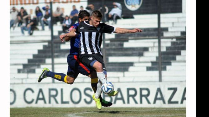 Rivero domina la pelota ante un rival. El delantero marcó su primer gol con la camiseta de Fénix..