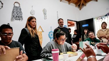 VISITA. Soledad Peralta y Santiago Laurent acompañaron a las asistentes a los talleres.