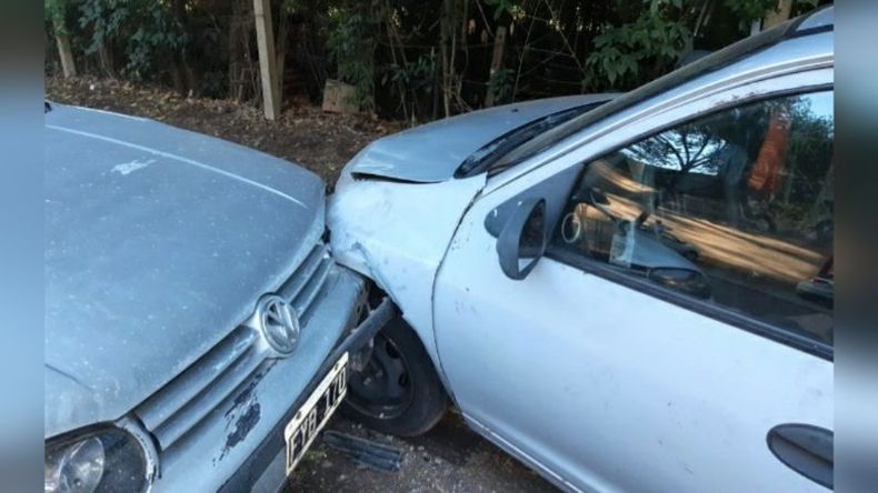 El automovilista que impactó contra el auto en el que se desplazaban los policías, intentó darse a la fuga. .