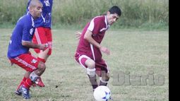 Riquelme controla ante Occeli. Monterrey y PU brindaron un espectáculo deslucido..