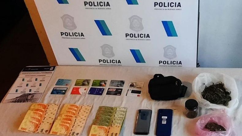 ALLANAMIENTO. Dinero y drogas que estaban en poder de la detenida..
