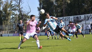 CAMINO CERRADO. Ariel Otermín no llega ante el cierre de cabeza de Héctor Villagra.
