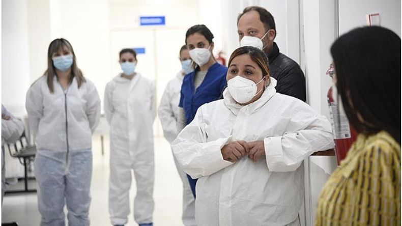 DÍAS AGITADOS. Trabajadores del centro de testeo de Villa Buide..