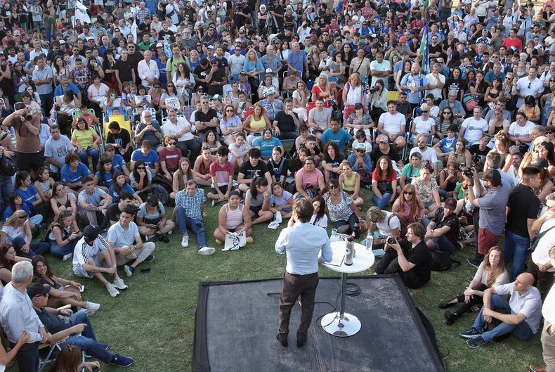 MATES Y CAMPAA Kicillof encabez una mateada con vecinos en La Plata