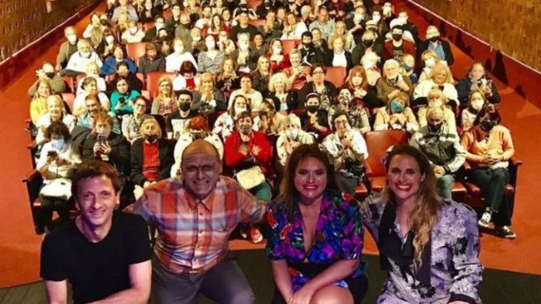 A sala llena, el elenco de La Comedia del Pilar presentó en el teatro Ángel Alonso la obra Se me murió en los brazos, dirigida por Martín Simeoni..