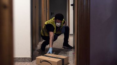 PAQUETE. La venta de ropa, solo por delivery..