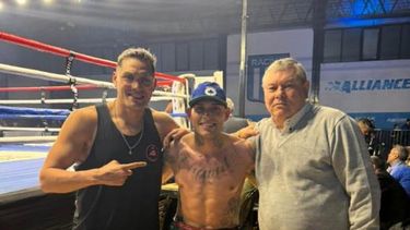 TEAM PERALTA. Yamil y papá Jorge estuvieron en la velada acompañando a Yoel.