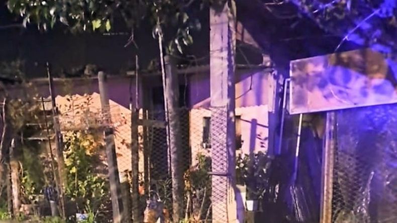 El único morador de la casa logró salir ileso. Foto @juancaimpacto.
