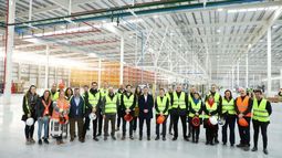 HECHO EN PILAR. Achával y Costa recorrieron la planta de Whirpool, que creará 350 puestos de trabajo..