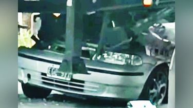 IMPACTO. El auto se incrustó en el semirremolque del camión.