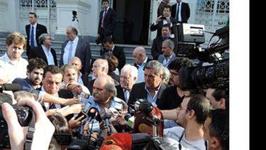El ministro Alejandro Granados, ayer, tras la reunión. Atrás, Juan Carlos Losada..