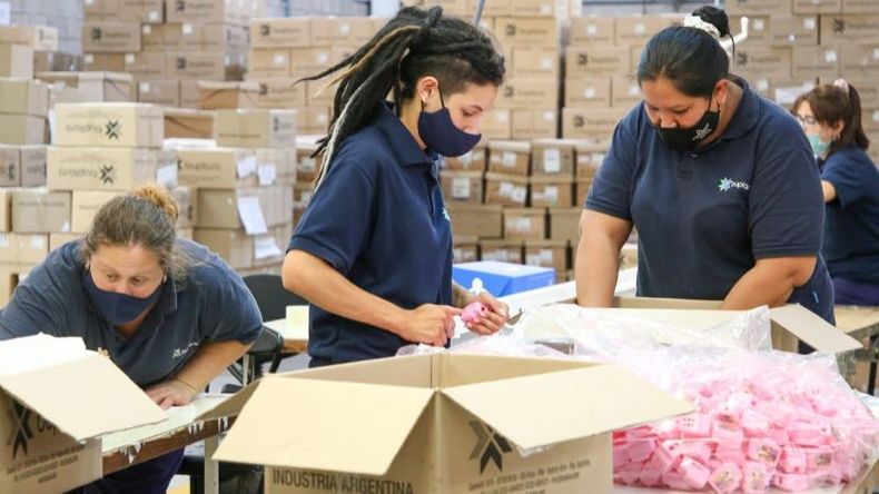 EMPLEO. Trabajadoras de Buplasa, de Villa Rosa, una de las firmas que contrató personal local..