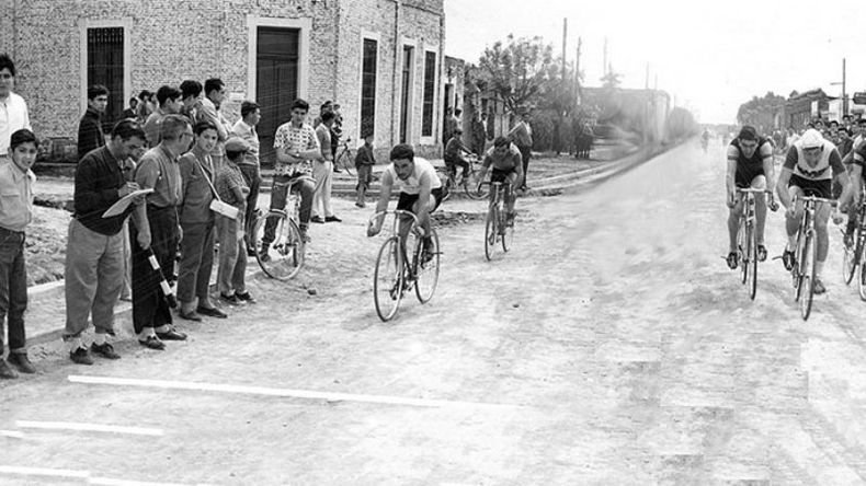 Las competencias de ciclismo llamaban la atención de toda la comunidad, que se volcaba a las calles para seguirlas con atención, como lo demuestra esta imagen tomada en Derqui en 1958..