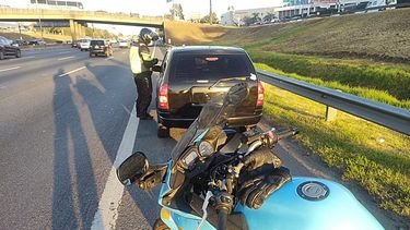 #BuenosAires | Mientras patrullaban, nuestros agentes detectaron un vehículo que circulaba sin patente trasera. Lo detuvieron, controlaron la documentación y labraron el acta correspondiente. AU Panamericana, km 26. #ElControlSalvaVidas #SeguridadVial #PrimeroLaGente. @InfoSegVial.&nbsp; &nbsp;