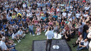 MATES Y CAMPAÑA. Kicillof encabezó una mateada con vecinos en La Plata.
