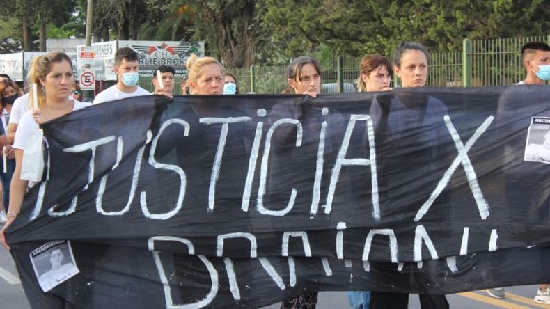 JUSTICIA POR BRAIAN. La bandera que encabezó el pedido, portada por su madre y sus hermanas..
