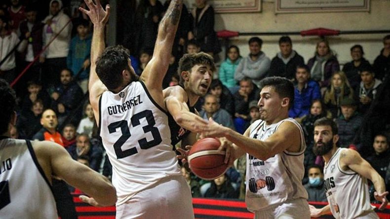 DOBLADO. Nico Henriques intenta ser frenado por dos defensores de Los Indios..
