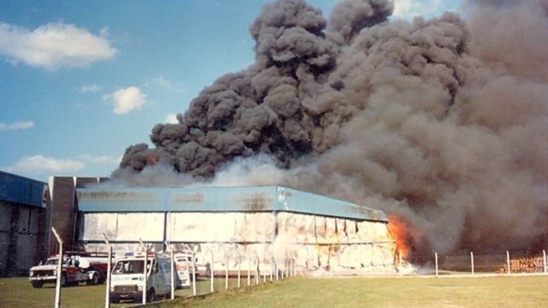 Primer gran incendio en el Parque Industrial de Pilar. Ocurrió el sábado 17 de mayo de 1997 y afectó a la empresa Swift. Demandó varios días combatirlo por completo y las pérdidas fueron totales..