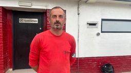 EN PRIMERA PERSONA. Leandro Gómez, en la puerta de Lustramax, donde le impidieron el ingreso. EN PRIMERA PERSONA. Leandro Gómez, en la puerta de Lustramax, donde le impidieron el ingreso.