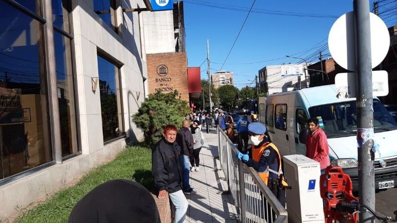 COLAS. Después del desborde de hoy, buscan organizar los pagos. .