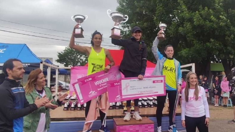 PRIMERA. Ocampo en lo más alto del podio, tras ganar los 10K. Foto: Diario Núcleo de Pergamino. .