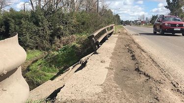 PELIGRO. La baranda en el paso de la ruta 8 sobre el arroyo Burgueño..