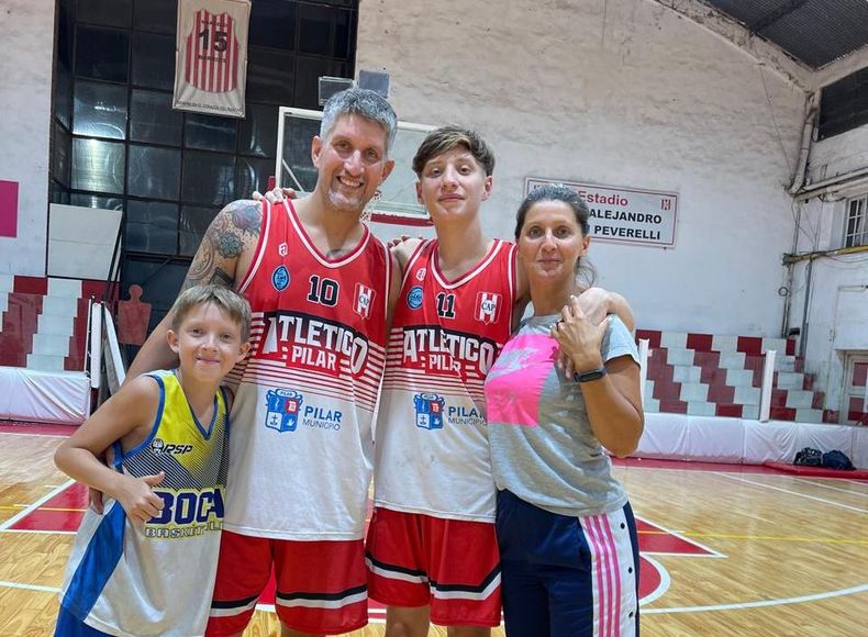 Familia de básquet. Jonatan Treise con Benjamín jugaron juntos un amistoso en la pretemporada de la Liga Federal.