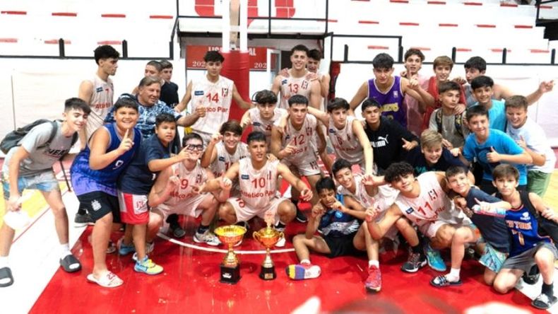 EUFORIA. El Rancho Sub 17 desató los festejos en la calle Ituzaingó..
