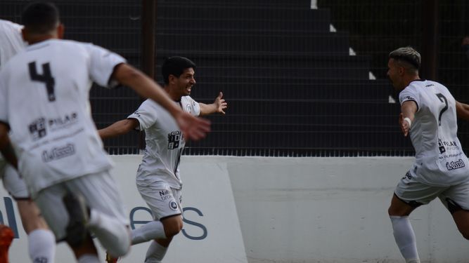 GOLAZO. Chambi festeja con Hernández su gol de tiro libre. Era el 1-0 de Real Pilar.