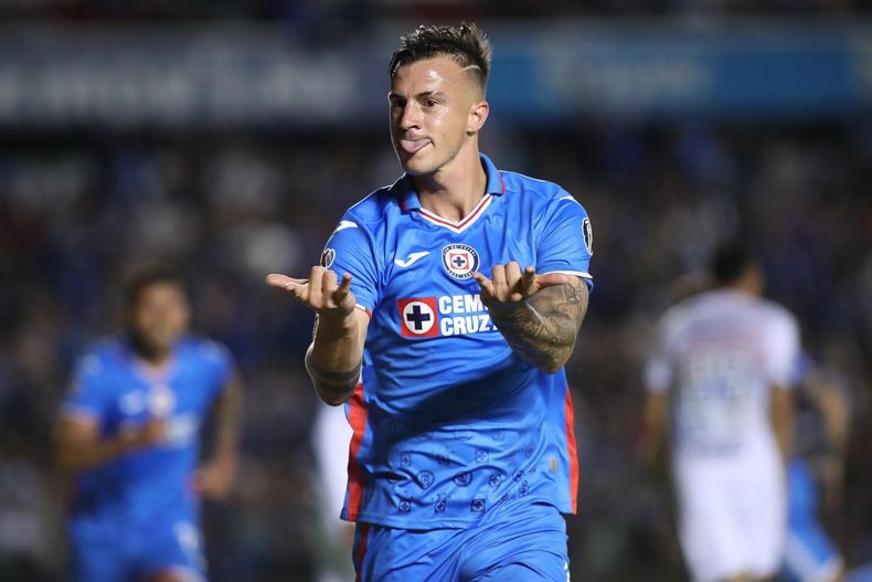 Augusto Lotti celebrando uno de sus goles en Cruz Azul.