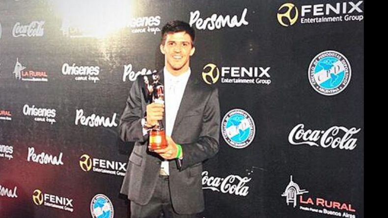 Rossi, hace minutos, con su premio..