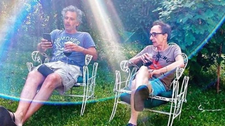 Verano punk. Leyenda del rock nacional, Stuka tuvoun año intenso y suele pasar sus momentos de descanso en Pilar. En la foto, el guitarrista de Los Violadores (quien además acaba de editar un disco solista con su proyecto Stuka´s Underground) aparece distendido junto a su amigo Maxi Di Sario, un histórico del barrio Tropiano..