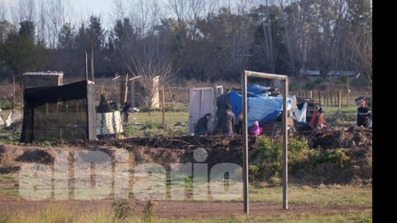 Casas precarias van poblando los terrenos en el barrio Luchetti..
