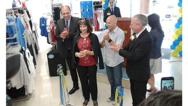 CORTE DE CINTAS. Estela Marconcini, ex propietaria del lugar, junto a autoridades. Fue nombrada madrina del nuevo local..