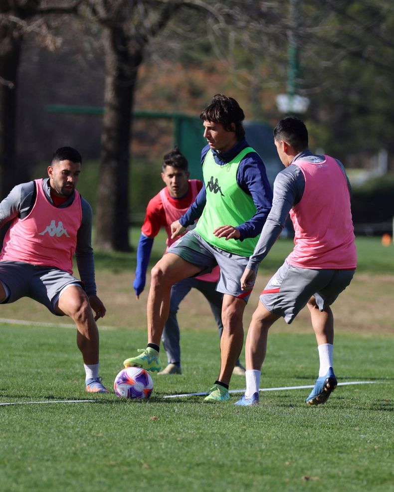 Los jugadores de Tigre hicieron fútbol en Mapuche.